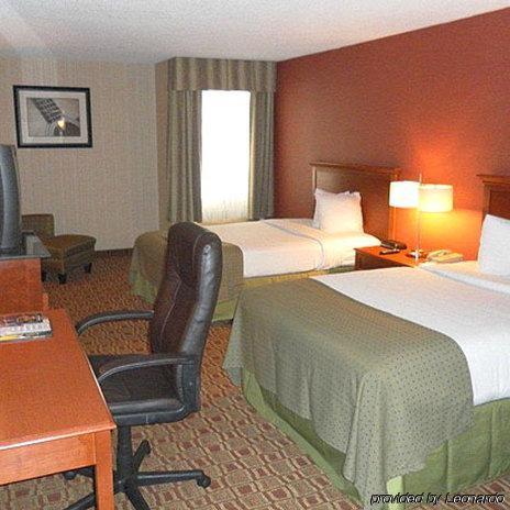 Clarion Hotel & Suites Conference Center Memphis Airport Номер фото