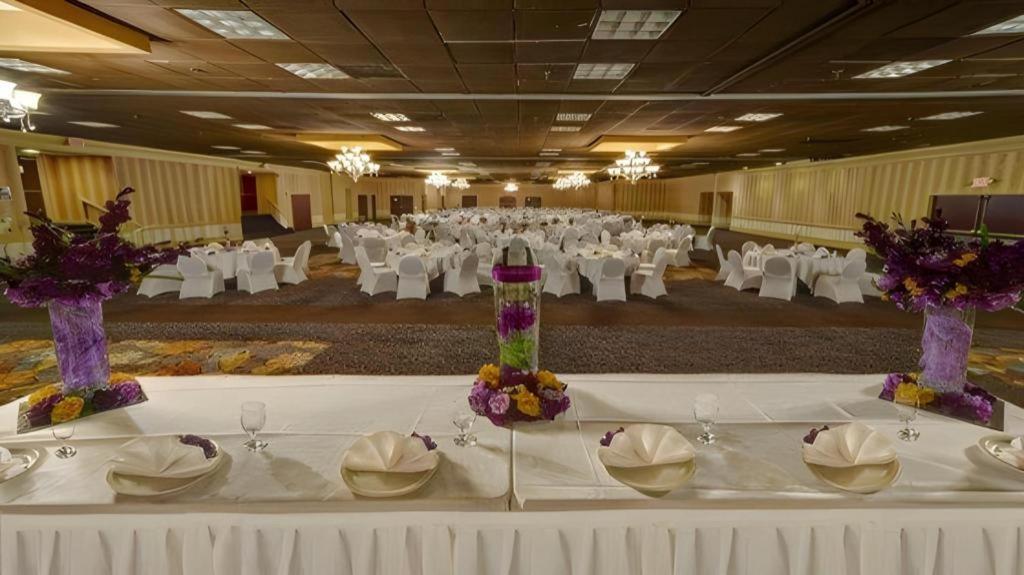 Clarion Hotel & Suites Conference Center Memphis Airport Экстерьер фото